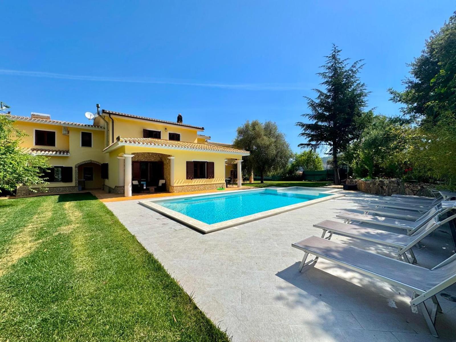 Villa With Pool Cardedu Buitenkant foto